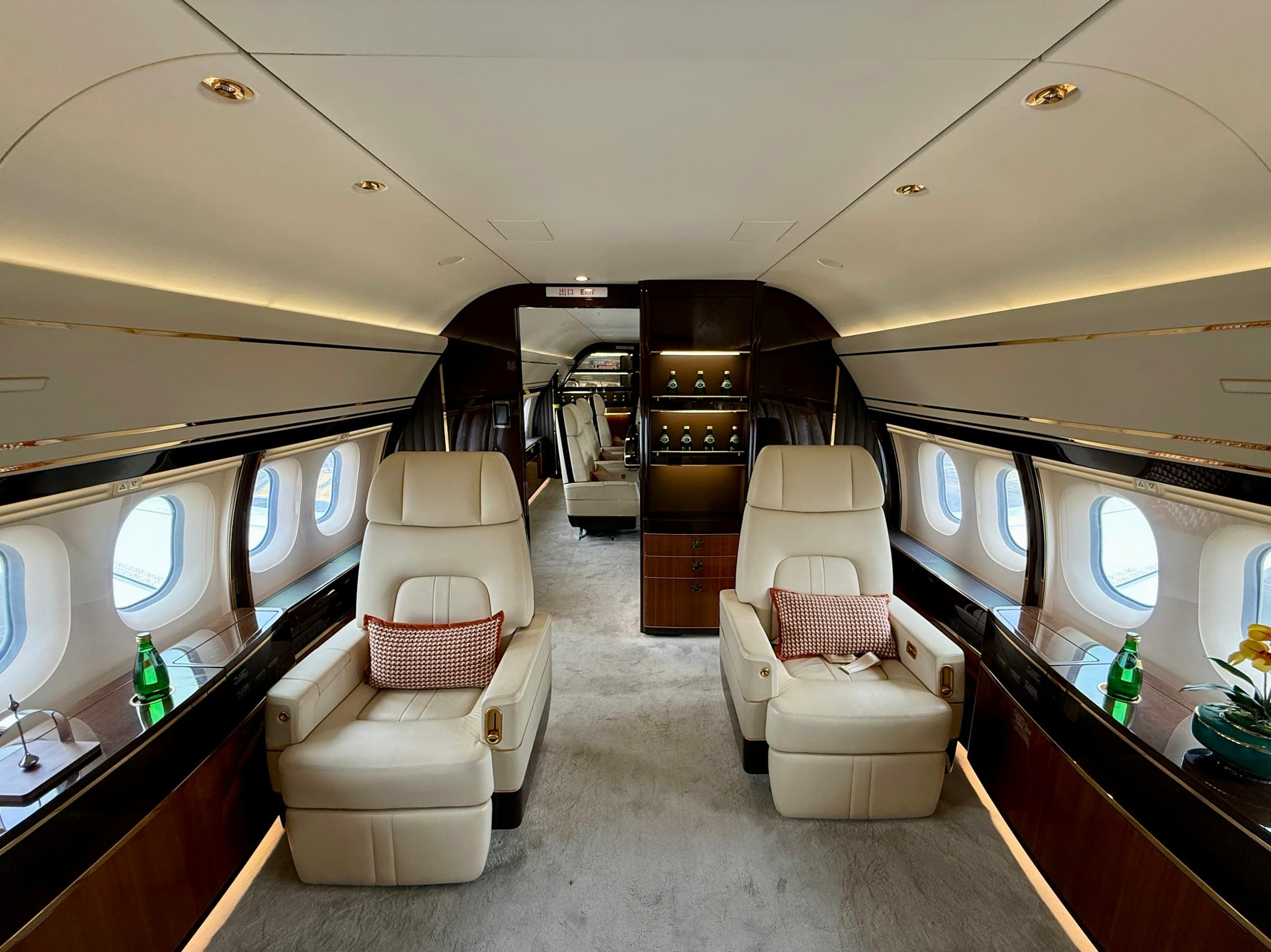 Cabina de un jet privado con butacas de piel claras