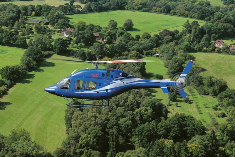 Helicóptero en vuelo sobre la campiña