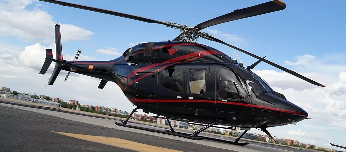 Helicóptero ejecutivo negro en plataforma