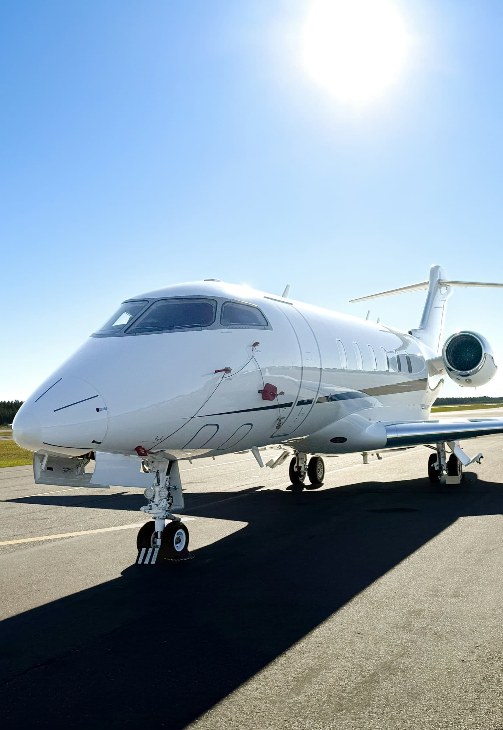 Jet privado en plataforma bajo un cielo despejado
