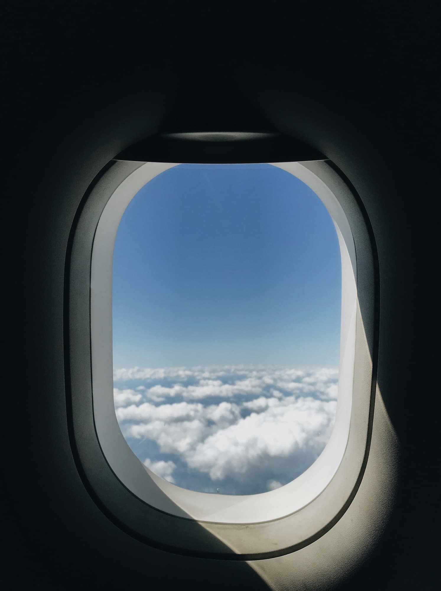 Cielo sobre un mar de nubes visto desde la ventanilla